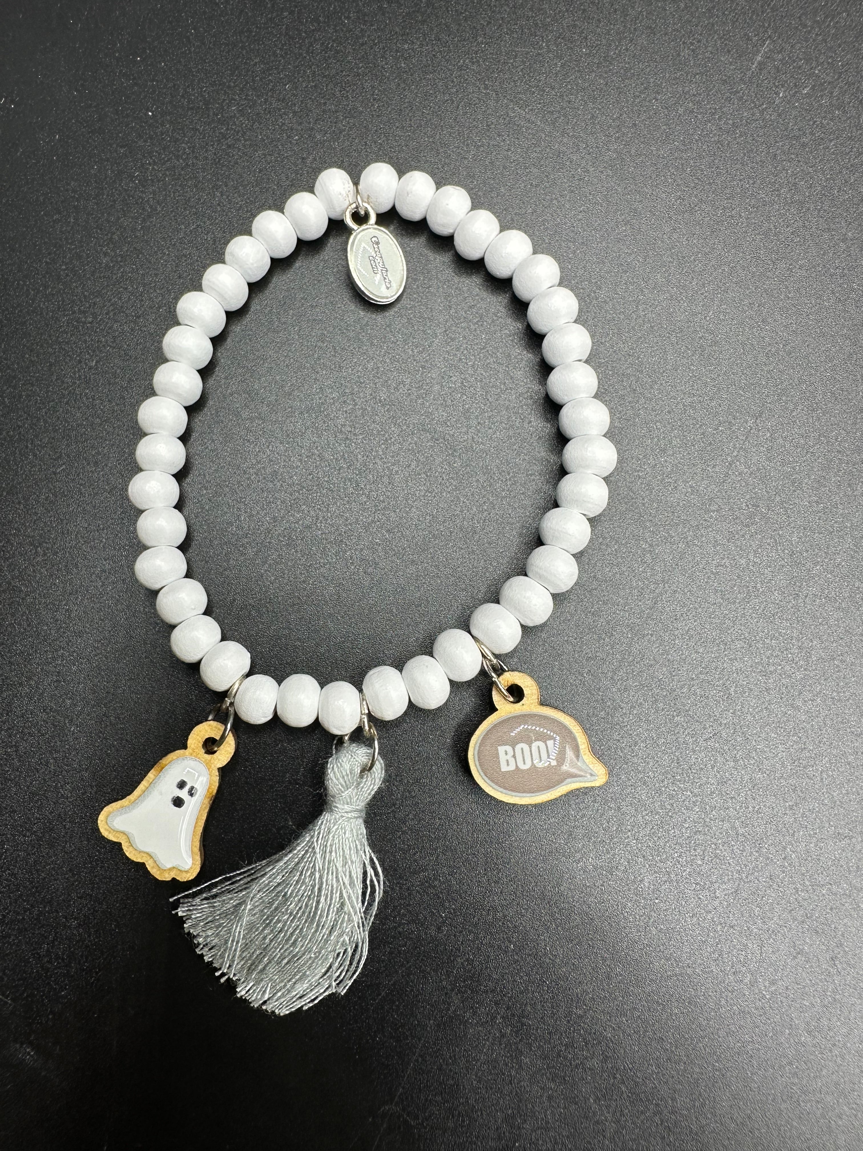 Armband in weiß mit Gespenst