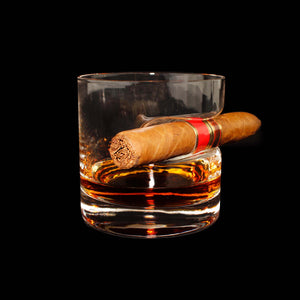 Whiskeyglas mit Zigarrenablage
